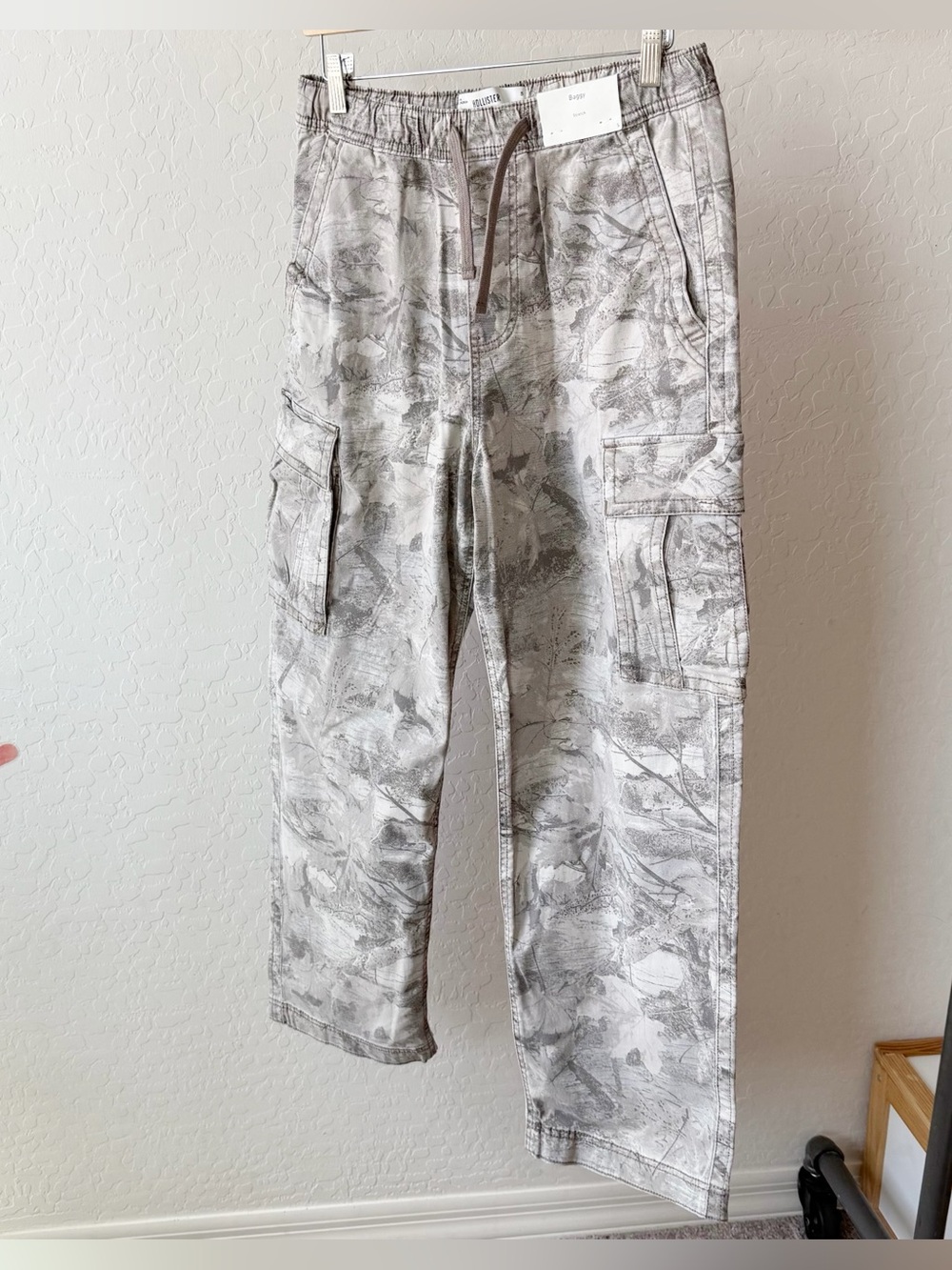 Hollister Men's Super Baggy Camo Cargo Pants - Picture 2 of 9